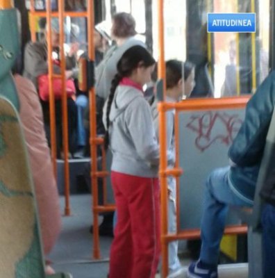 Copiii cerşetori din autobuze, exploataţi fără milă de părinţi